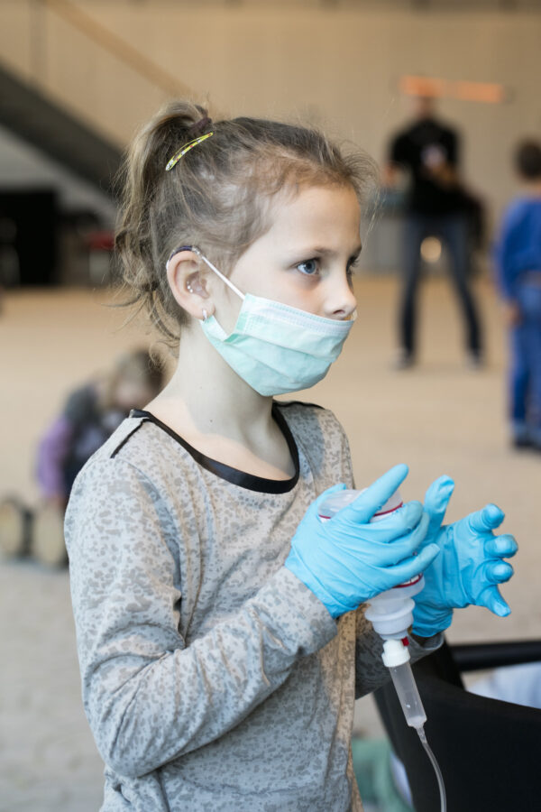 Familientag 2015_Rheumaliga-Schweiz.jpg Ein Kind spielt "Dökterle" und trägt Handschuhe und einen Mundschutz