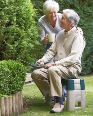 Bild: Gelenkschonende Gartenarbeit