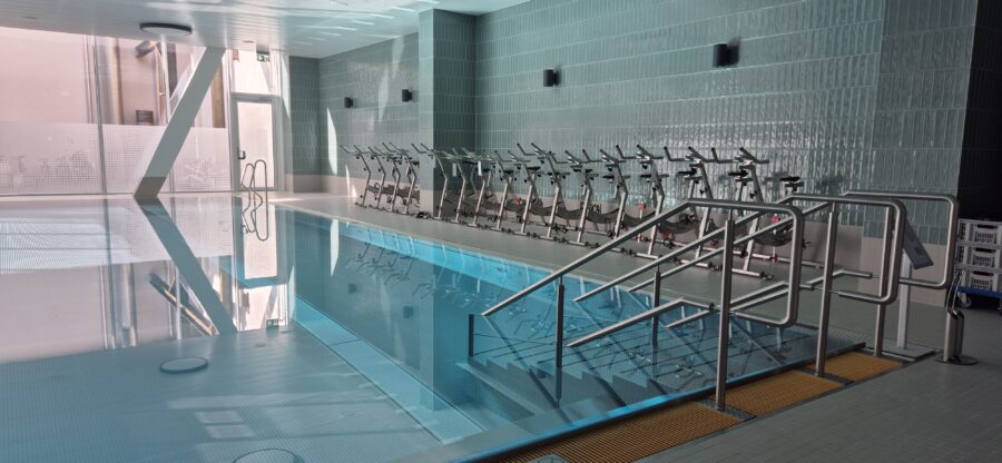Pool mit Bikes