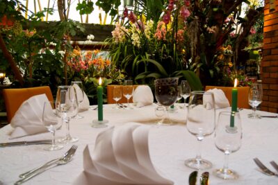 Tropenpflanzen Restaurant Runder Tisch ohne Person