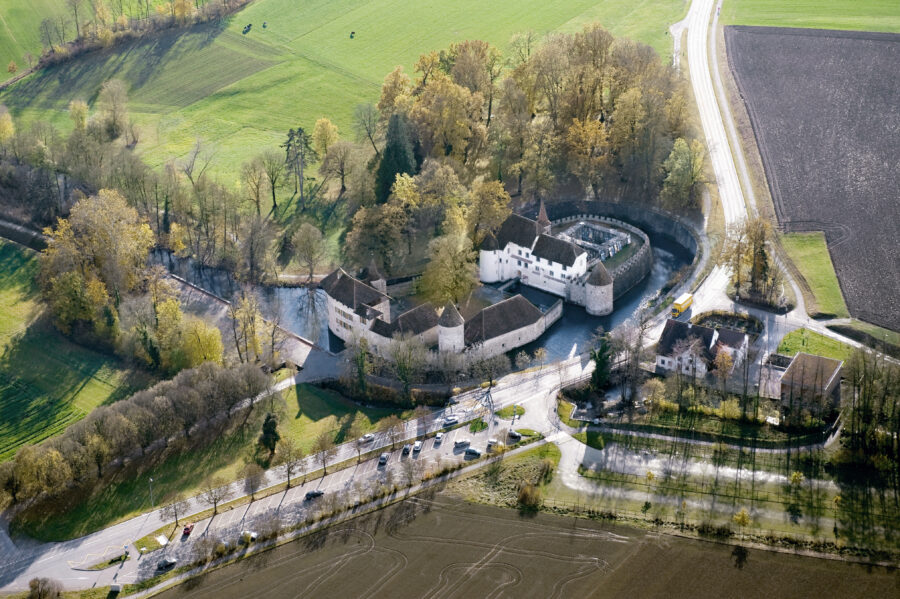 Luftaufnahme schloss hallwyl mit aabach Luftaufnahme schloss hallwyl mit aabach