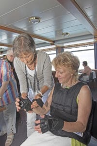 Françoise Crot fait essayer le costume de simulation de handicap GERT