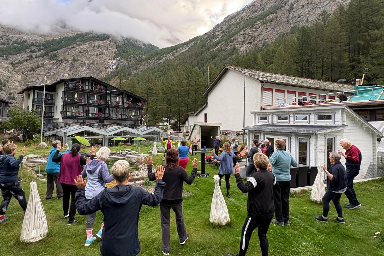 Gruppe draussen bei der Morgengymnastik