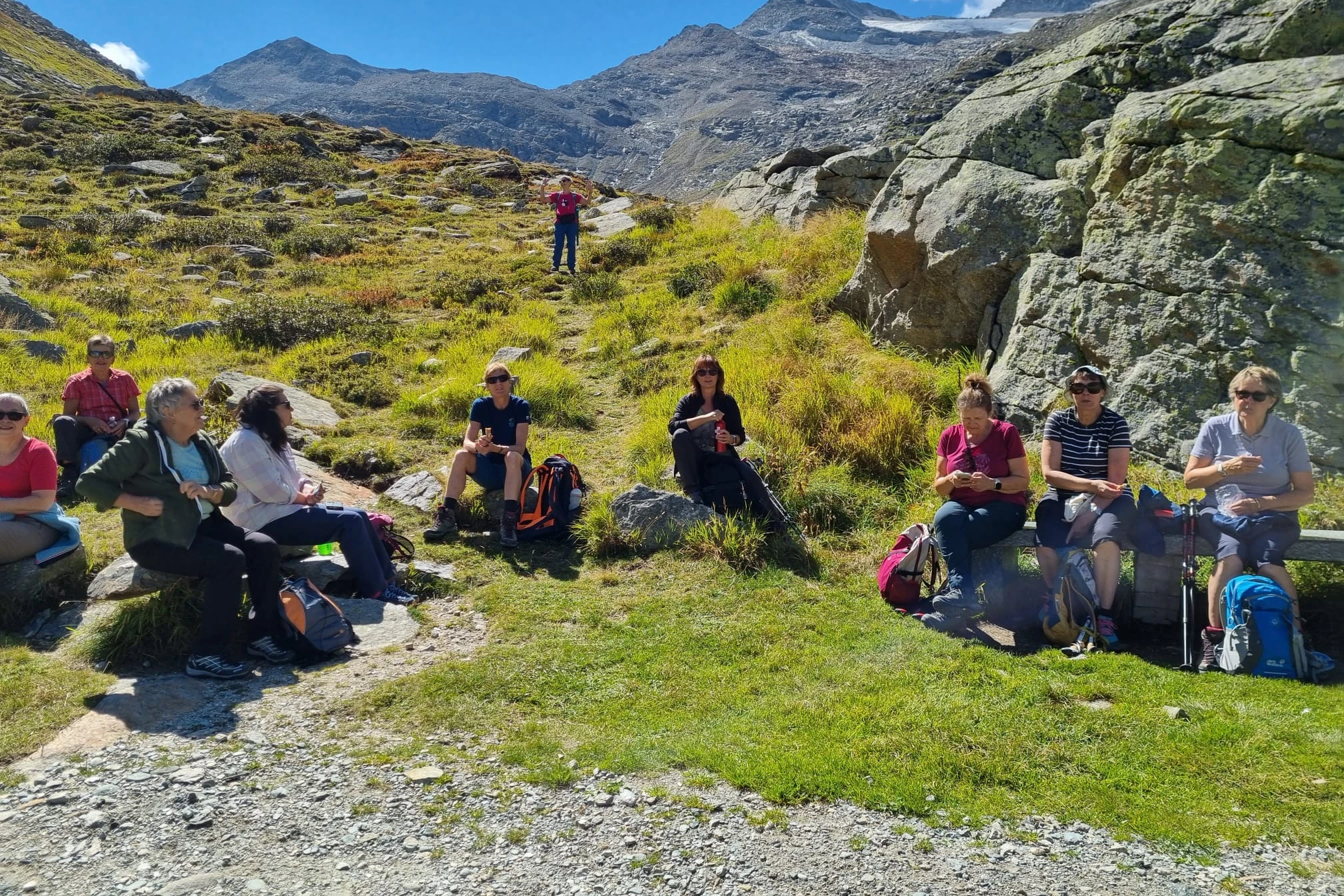 Gruppe rastet auf Wanderung