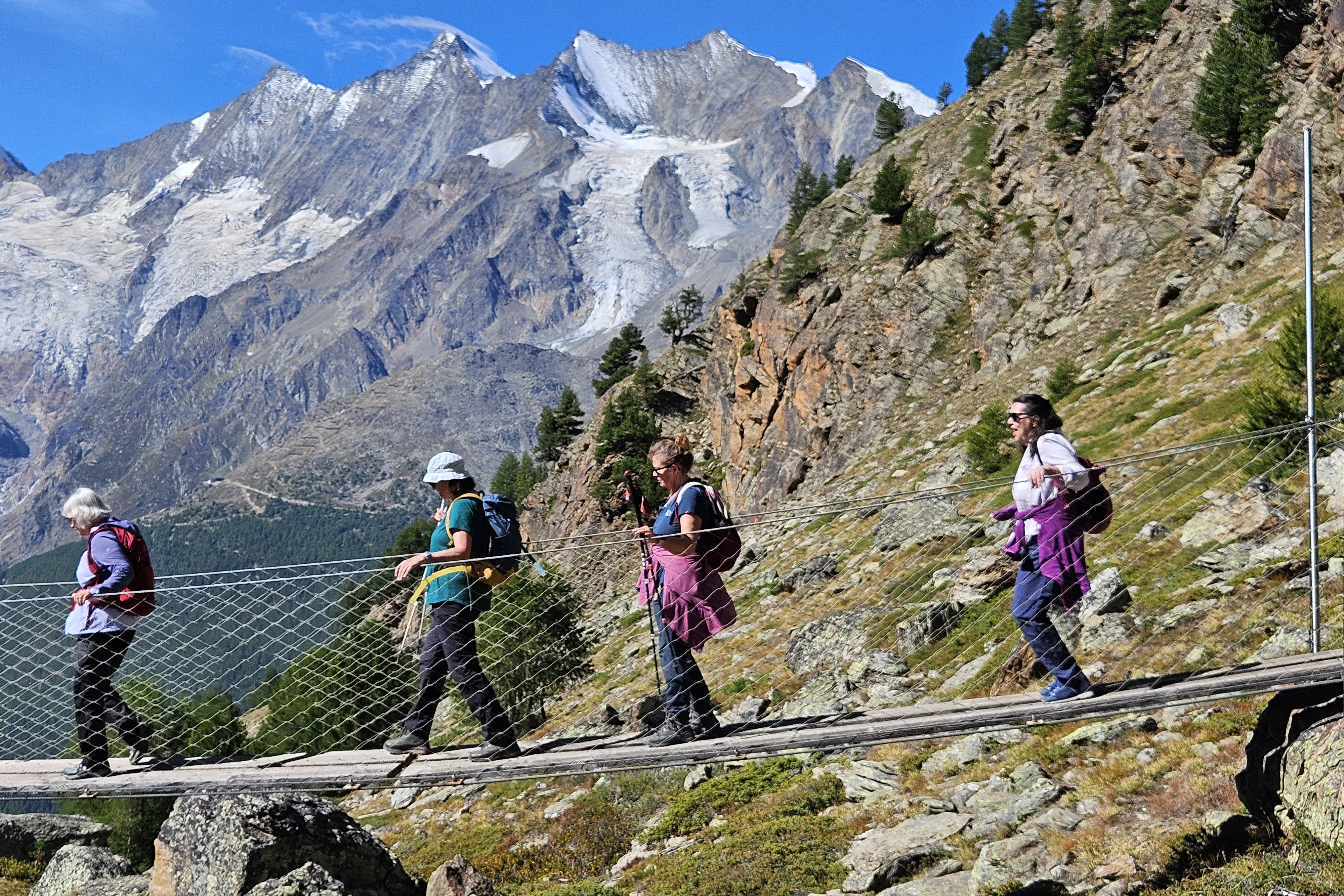 Wandern über die Hängebrücke