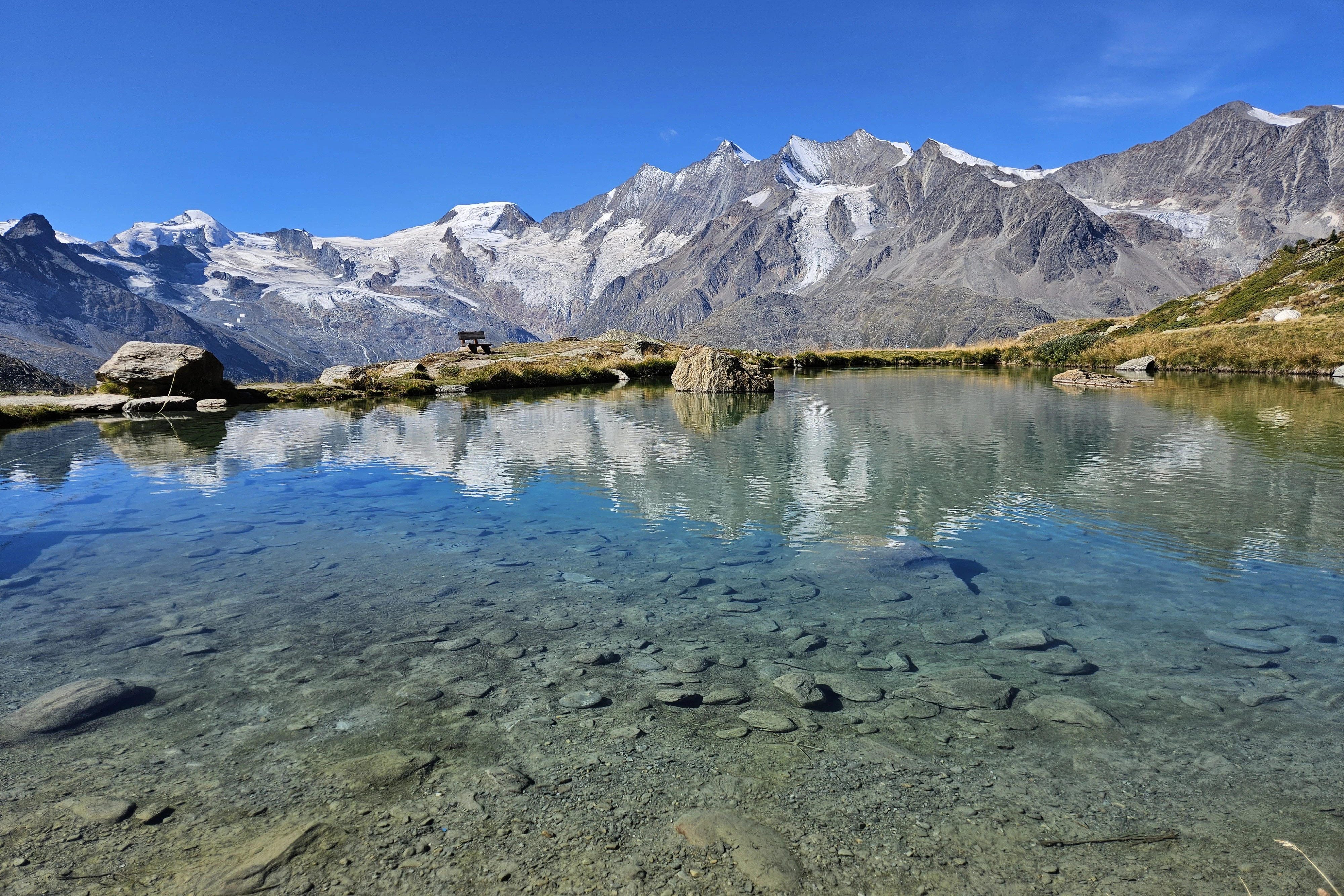 Klarer Bergsee mit Aussicht